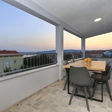 M Villa *