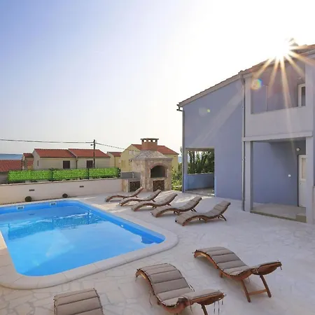 M Villa *